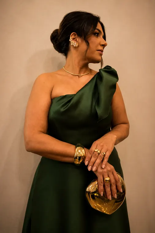 Cliente Le Due com brinco ear cuff e bracelete dourado