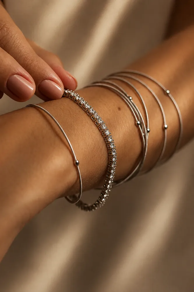 Pulseiras e braceletes prata no pulso